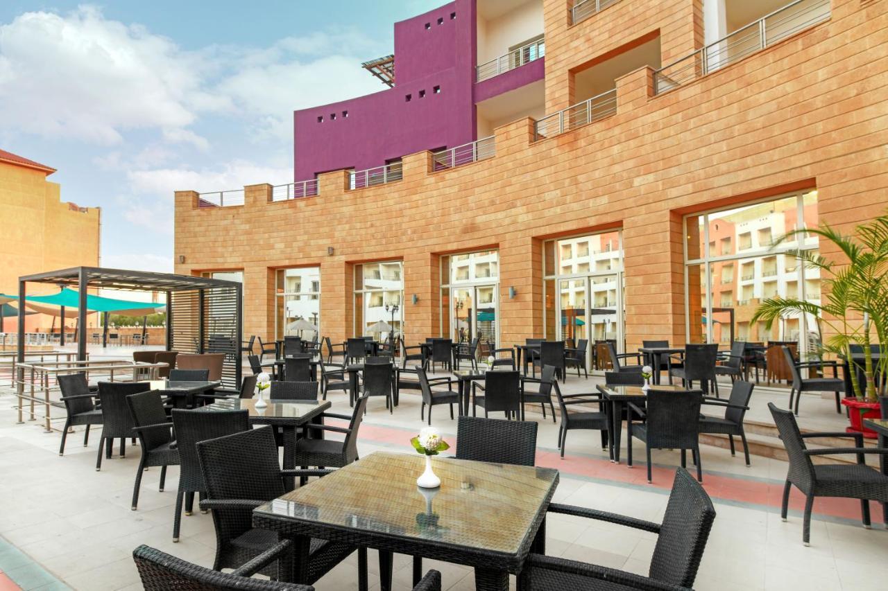 Tolip Family Park Hotel Каир Экстерьер фото The hotel's poolside