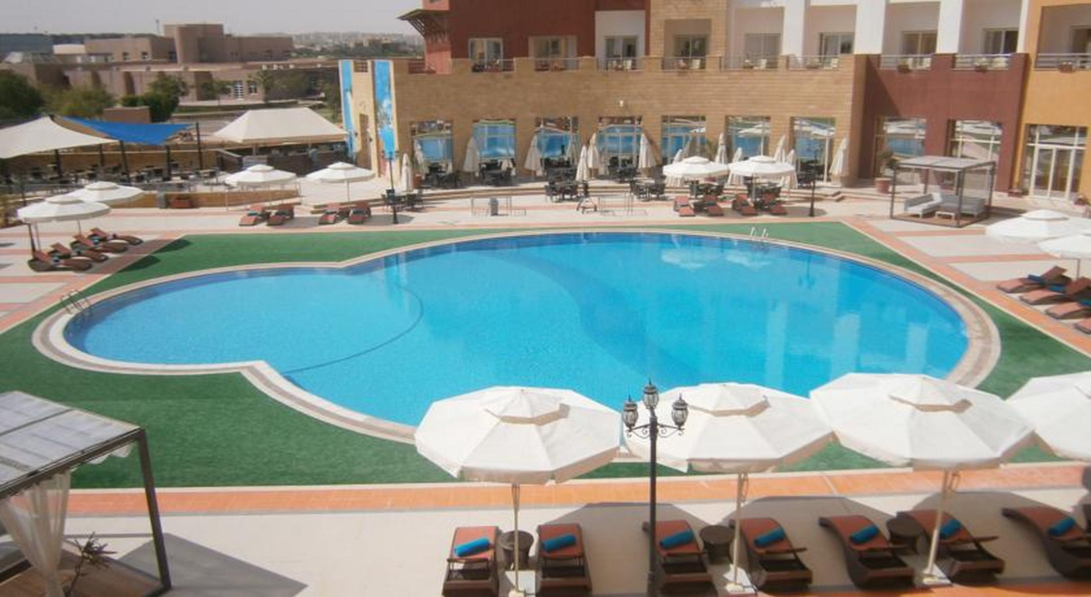 Tolip Family Park Hotel Каир Экстерьер фото The swimming pool at the hotel