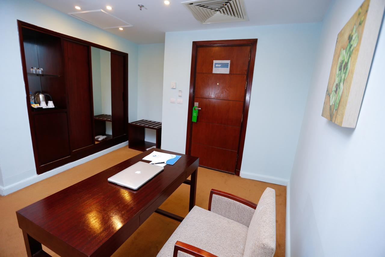 Tolip Family Park Hotel Каир Экстерьер фото A room at the hotel