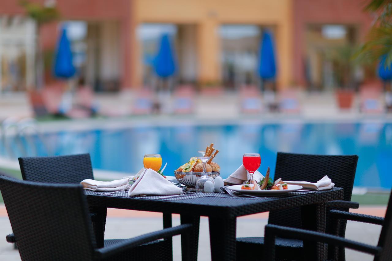 Tolip Family Park Hotel Каир Экстерьер фото Poolside dining at the hotel