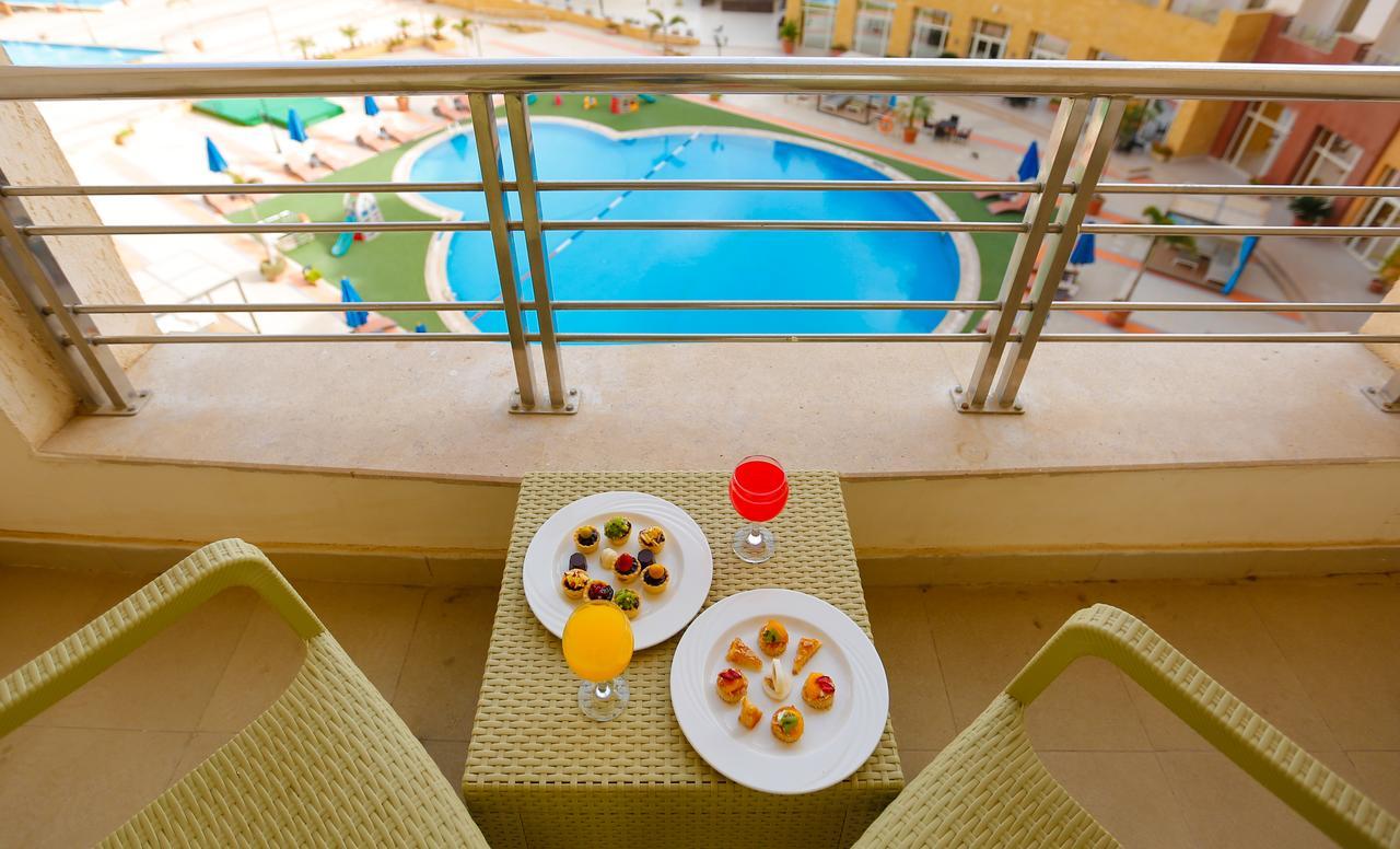 Tolip Family Park Hotel Каир Экстерьер фото The swimming pool at the hotel