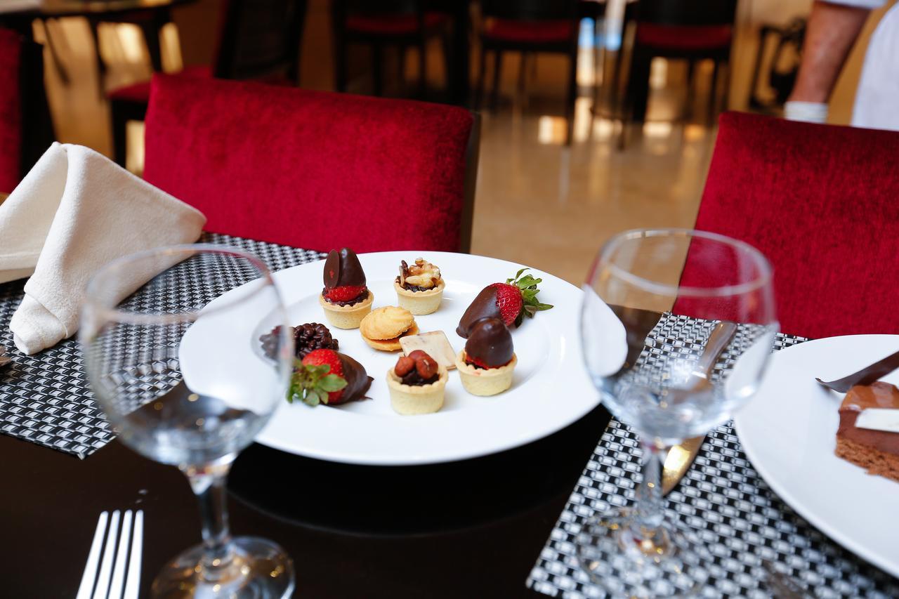 Tolip Family Park Hotel Каир Экстерьер фото A selection of petit fours