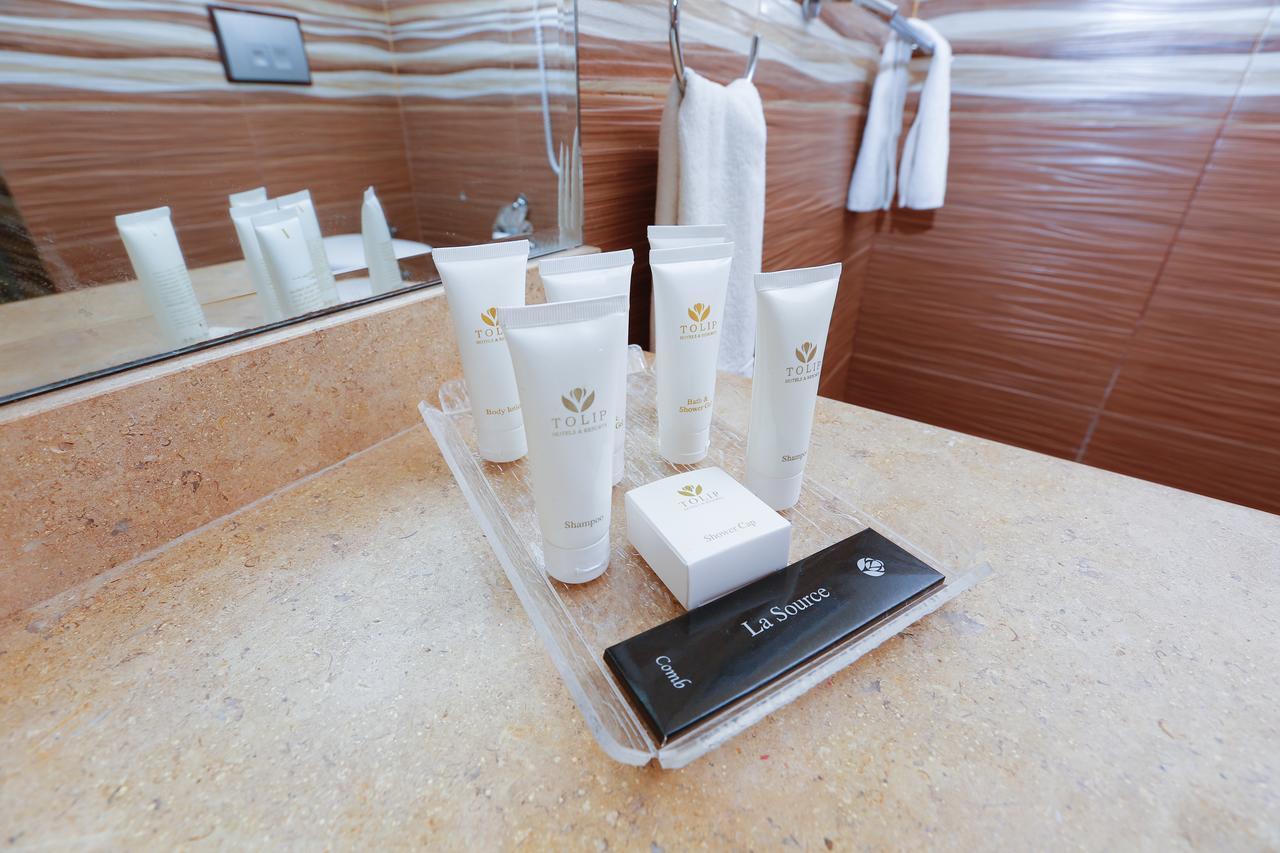 Tolip Family Park Hotel Каир Экстерьер фото A bathroom tray with amenities