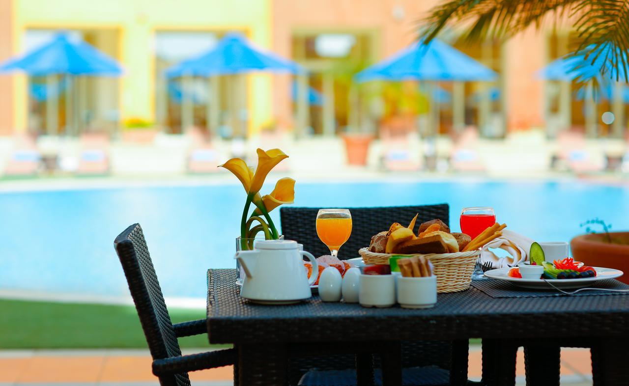 Tolip Family Park Hotel Каир Экстерьер фото Poolside at the hotel